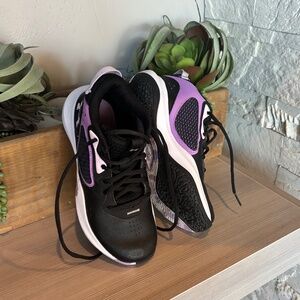 Under Armor Unisex Child Athletic Shoe  4Y